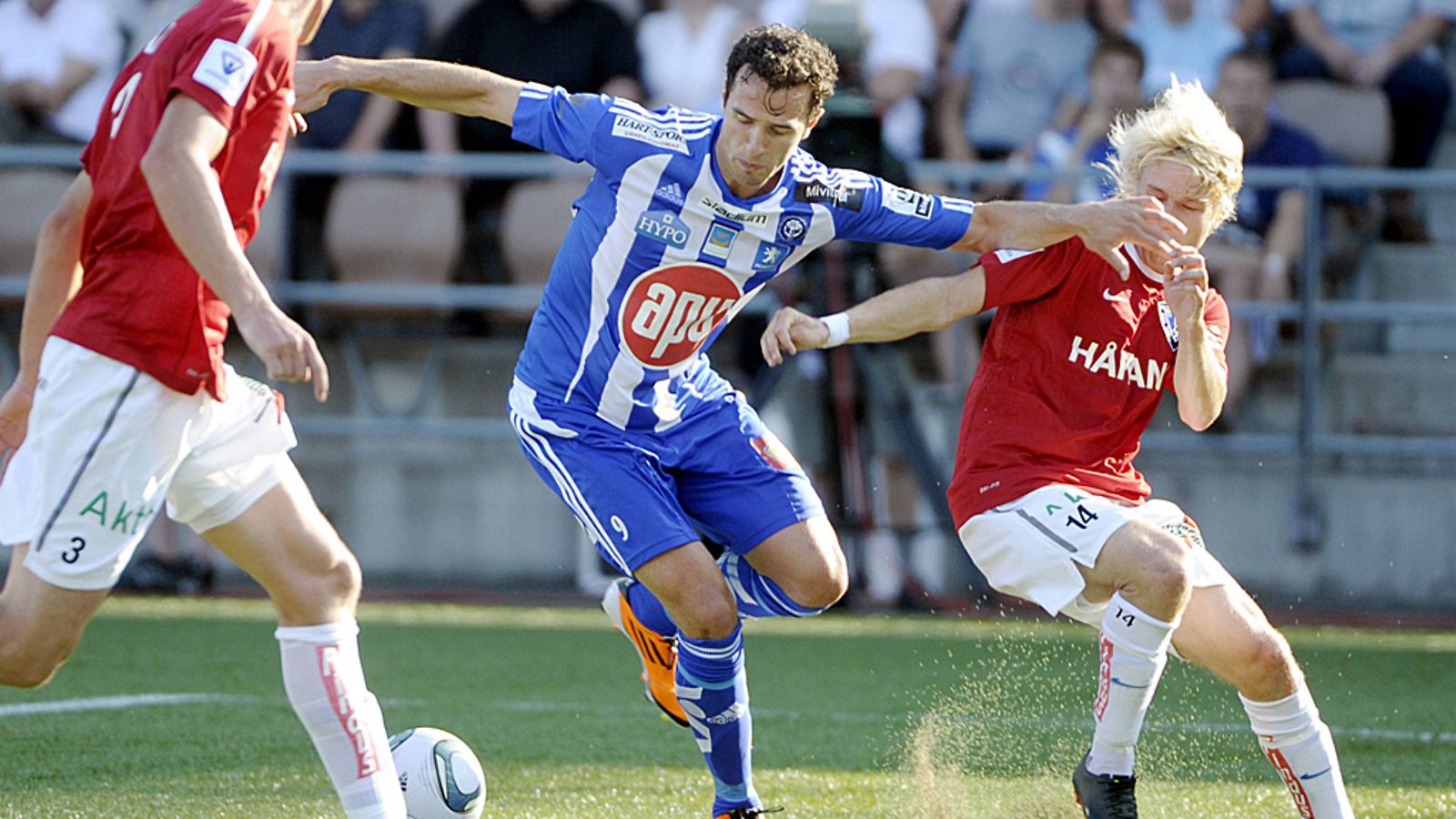 HJK:n Berat Sadic tuikkasi 2-0 maalin FC Interin puolustuksen Toni Kallion ja Joni Ahon välistä.