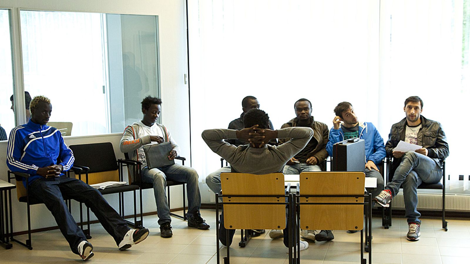 Christopher Musonda, Chanda Mwaba, Godfrey Chibanga (selin), Stephen Kunda, Chilesle Chibwe, Pavle Khorguashvili ja Valter Khorguashvili odottavat oikeuden käynnin alkua Rovaniemen käräjäoikeudessa.