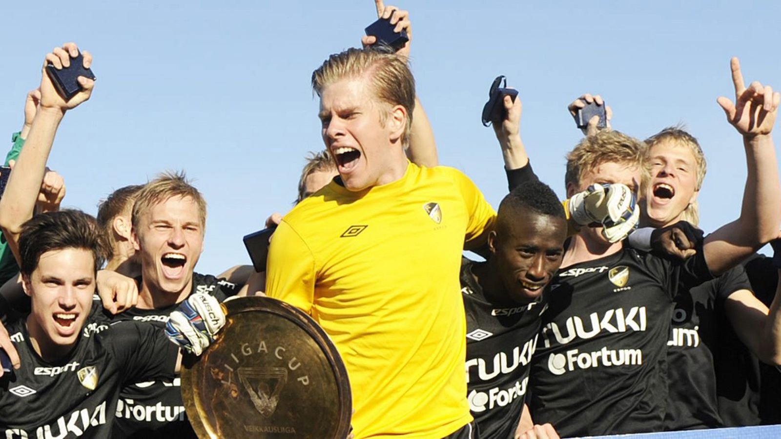 FC Hongan kapteeni Tomi Maanoja juhlii liigacupin voittoa joukkueensa kanssa