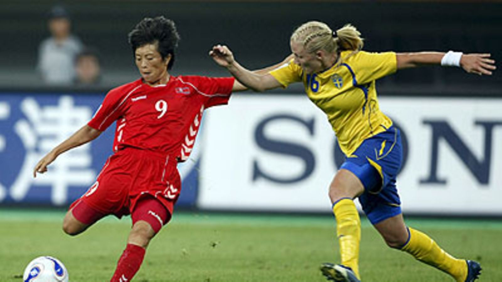 Ruotsin Anna Paulson ja Pohjois-Korean Ri Un Suk, kuva: EPA/MICHAEL REYNOLDS