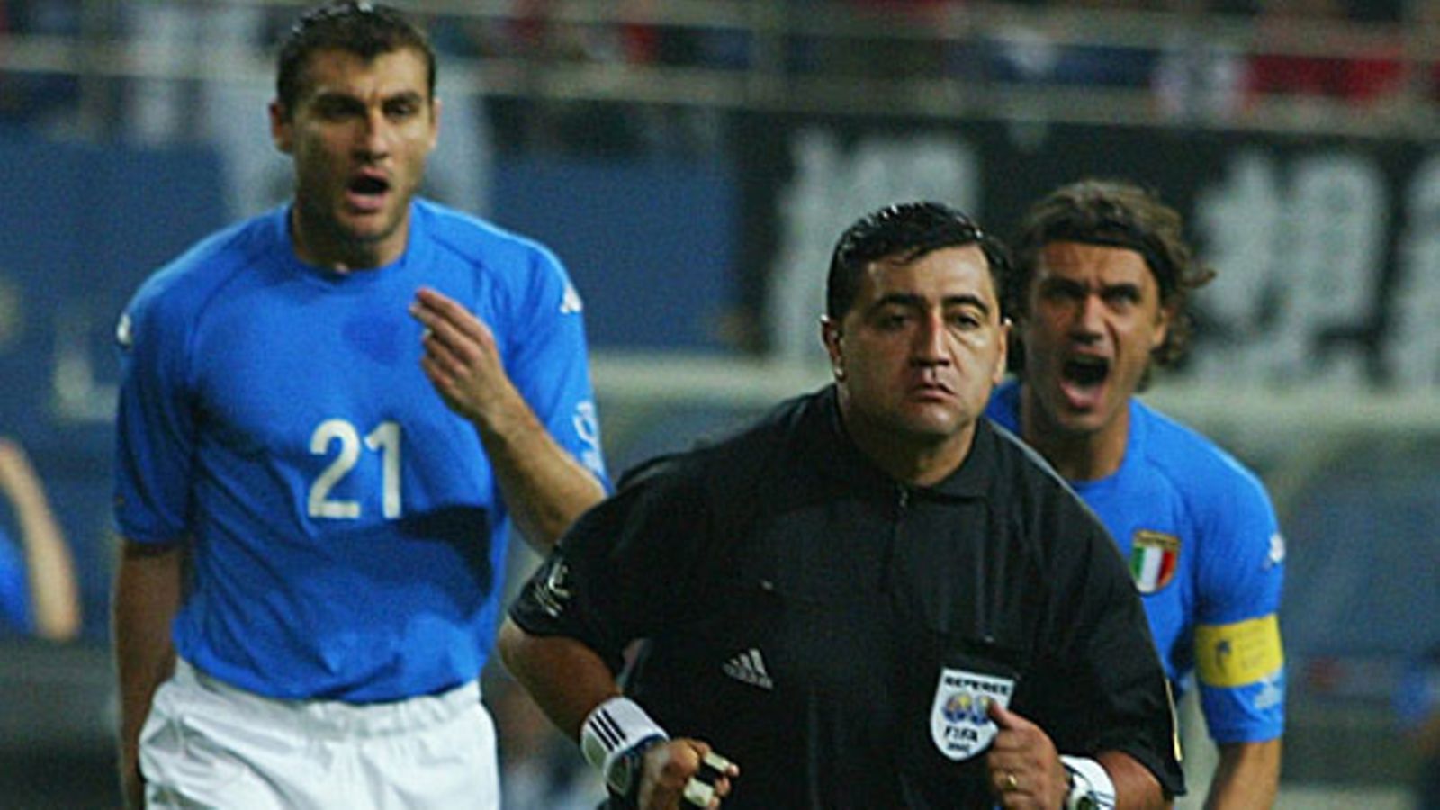 Byron Moreno italialaisten hampaissa, kuva: Ben Radford/Getty Images