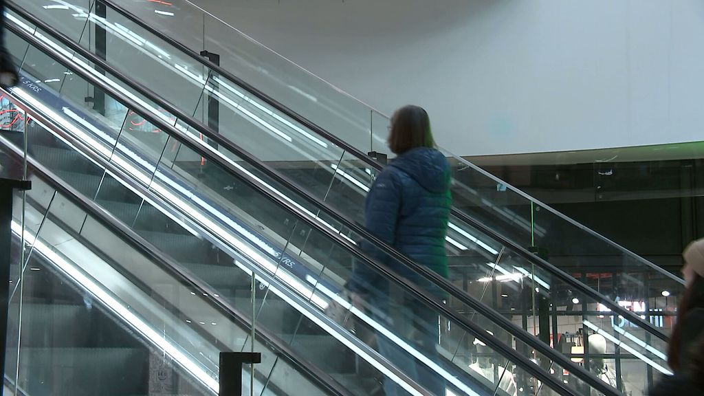 Pirjon ja tyttären viereen satoi lasia kauppakeskuksessa – 