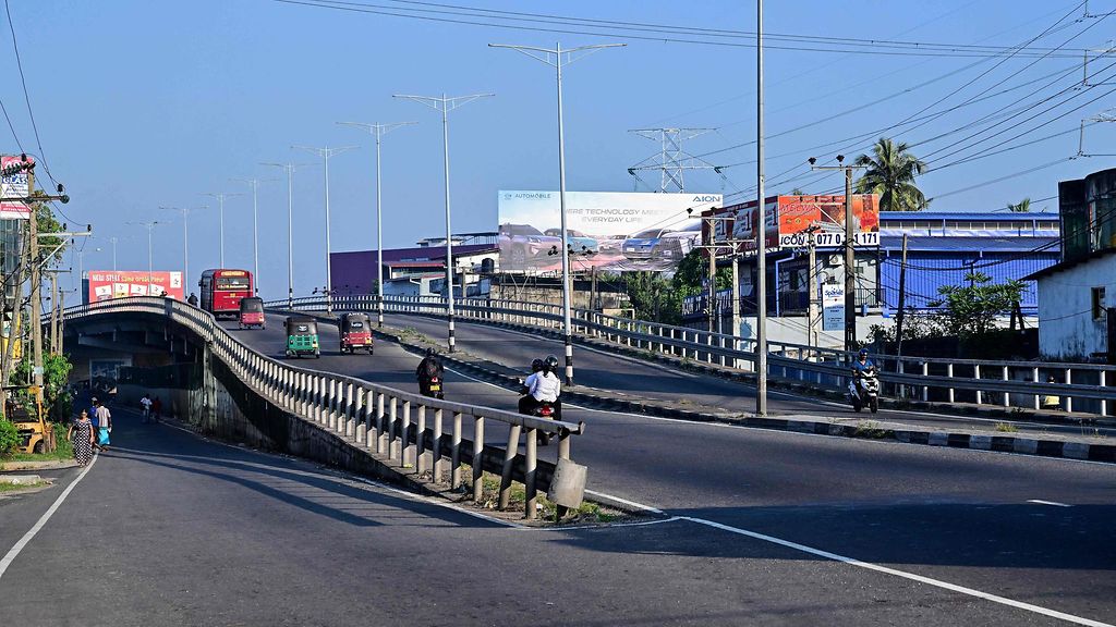 Neljä litraa polttoainetta hamstrannut mies vankilaan Sri Lankassa
