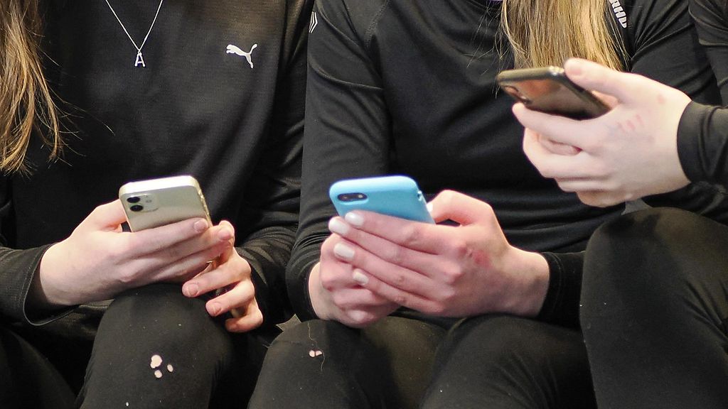 Yli 80 nuorisotutkijaa: Sosiaalista mediaa ei pidä kieltää nuorilta