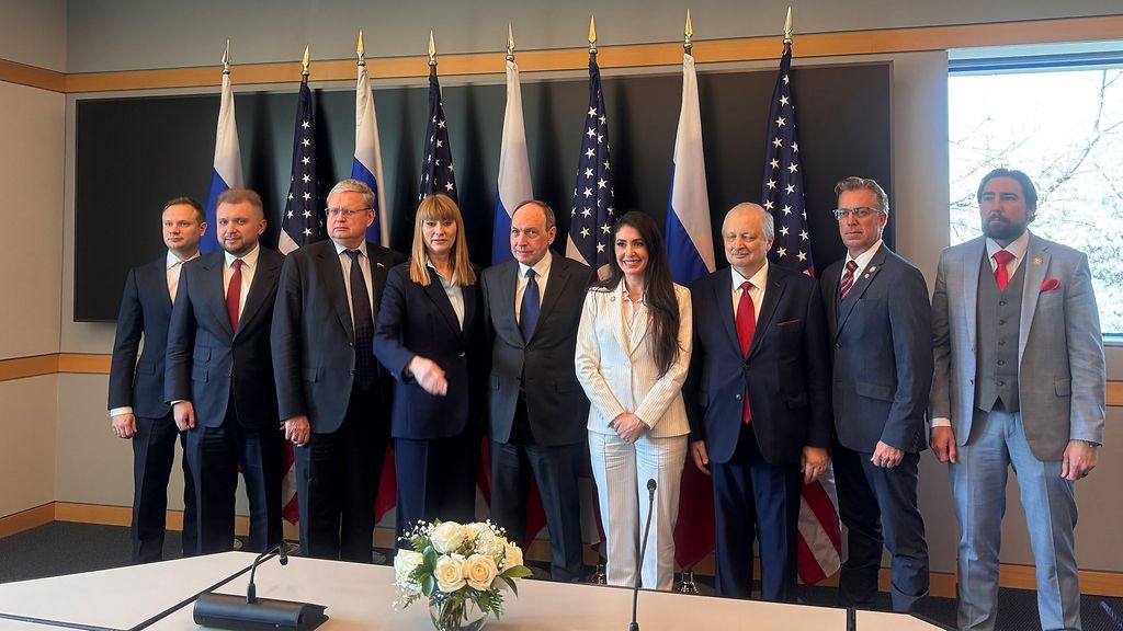 Venäläispoliitikkoja kestitettiin Yhdysvaltojen kongressissa pakotteista huolimatta – saivat lahjaksi Trump-sukkia