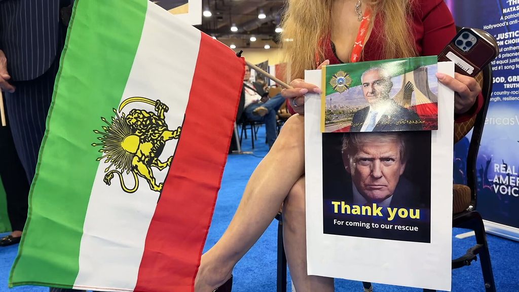 Sikareita, nunnia, drag queeneja ja Ruotsin haukkumista: Tällaista on konservatiivien Trump-palvonta sodasta huolimatta