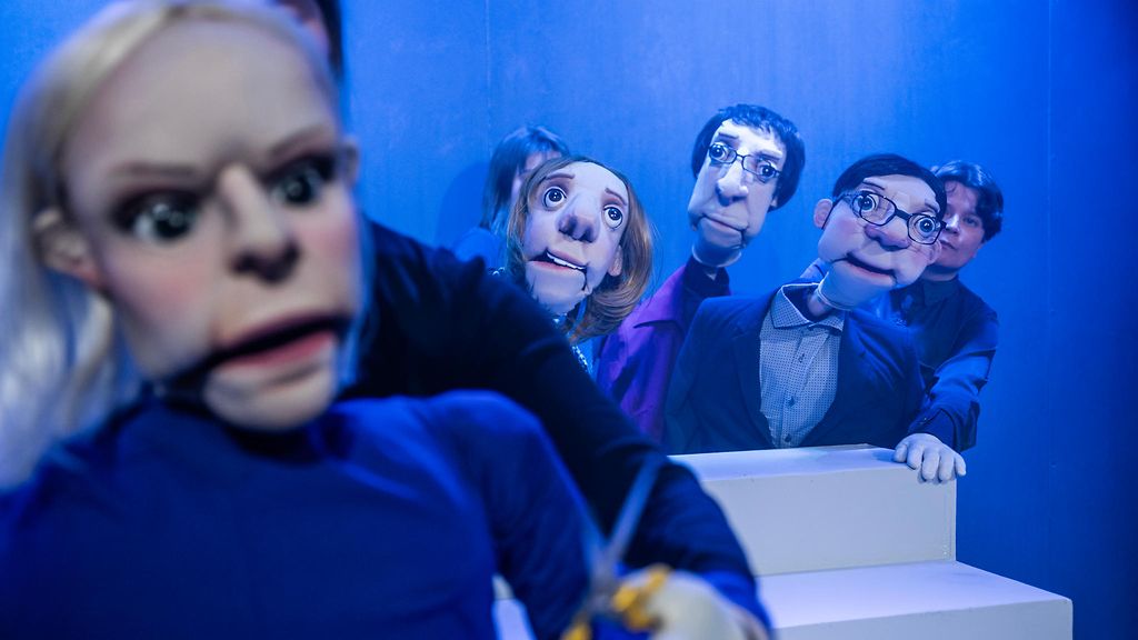 Nukketeatteri puraisee Riikka Purran rasismikohua – kulisseissa hyytävä Halla-aho ja kompromissi-Orpo