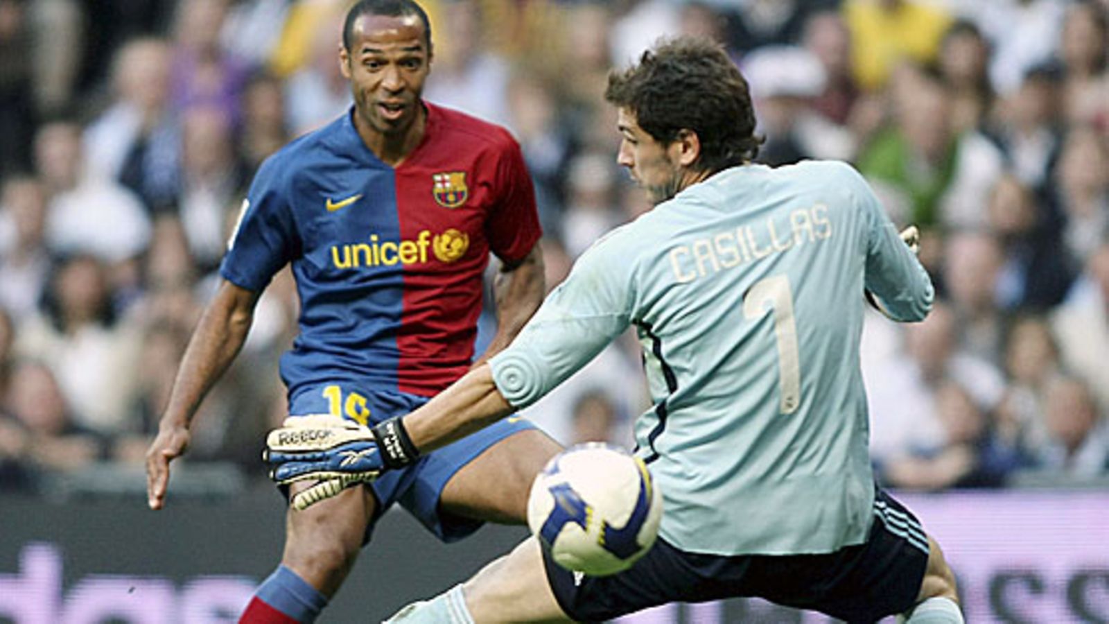 Thierry Henry ohittaa Iker Casillsin. Kuva: Acero/GETTY.