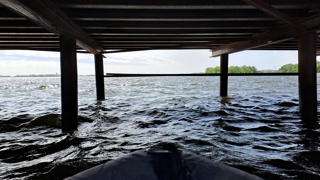 Vene törmäsi teräspalkkiin työmaasillan alla – kolmelle vaaditaan sakkoja