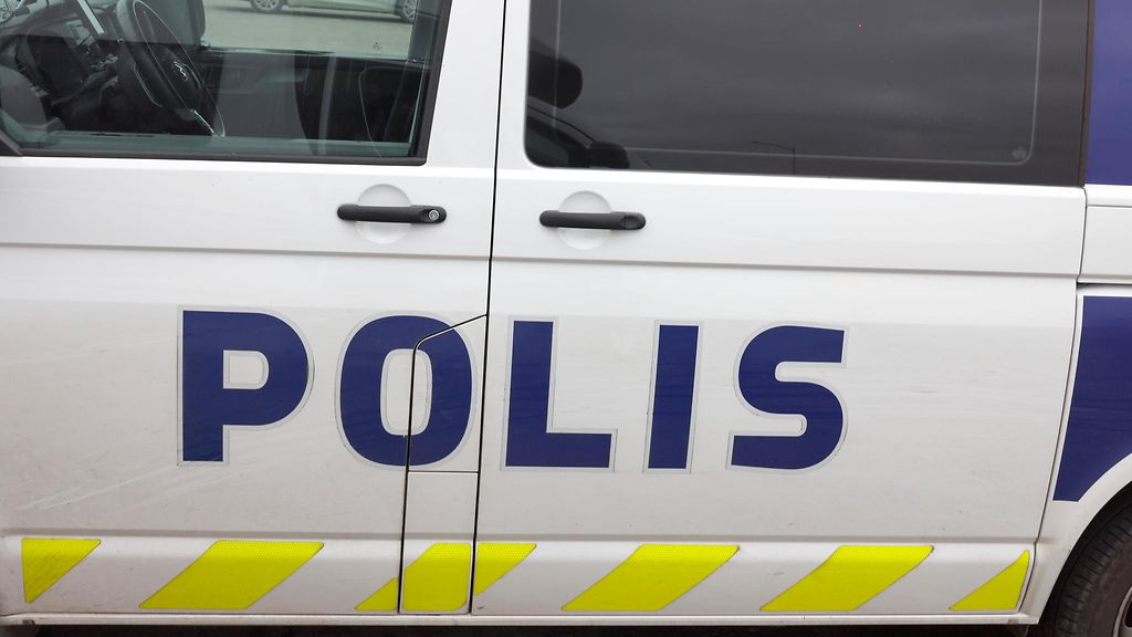 Naamioituneet kannattajat sytyttivät useita soihtuja FC Lahden pelissä – poliisi tutkii räjähderikosta