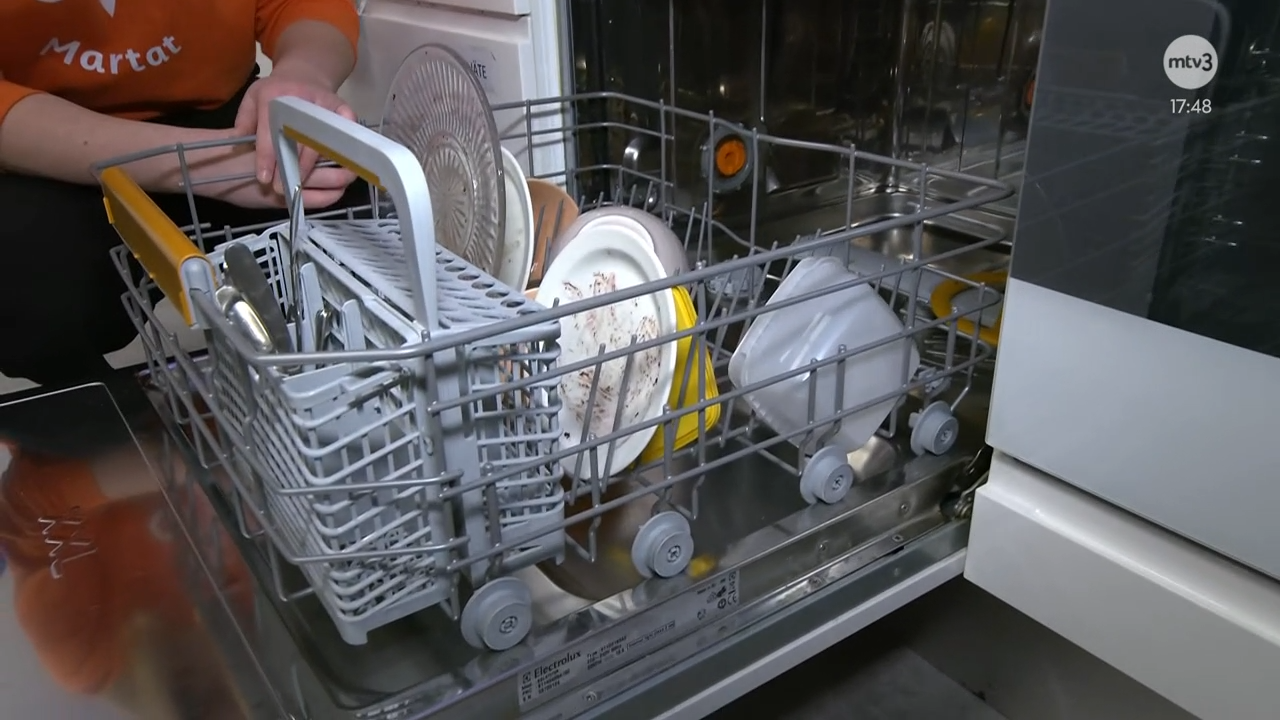 kakkulautanen tiskikoneessa