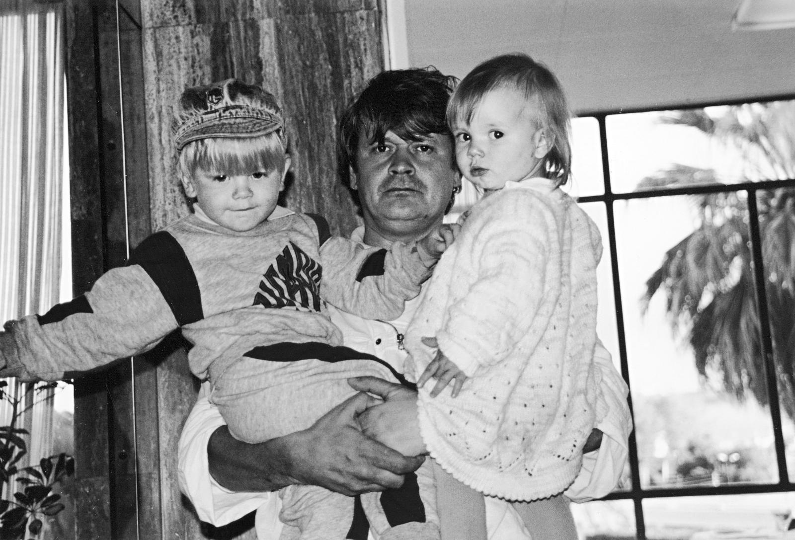 Heikki-lapset-sylissa