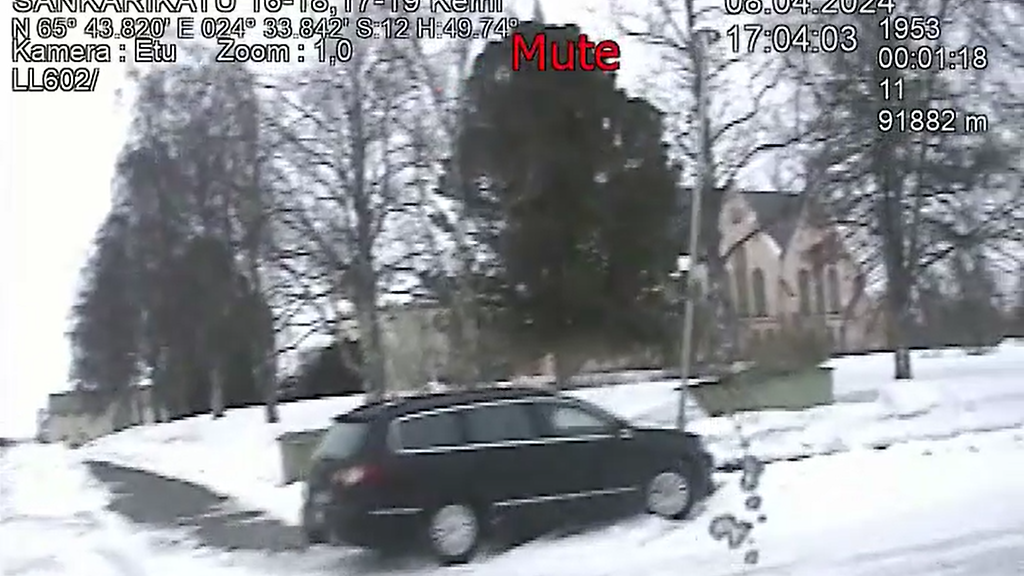 Poliisia paennut huumekuski rysäytti päin valotolppaa – jalankulkijat joutuivat väistämään