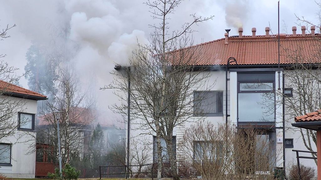 Espoossa palaa pienkerrostalossa