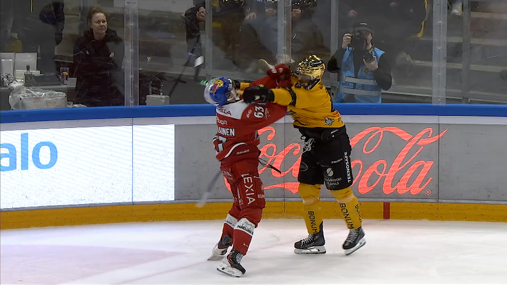 Kultakypärä viime minuuteilla suihkuun – rumat temput tahrivat SM-liigan puolivälierää