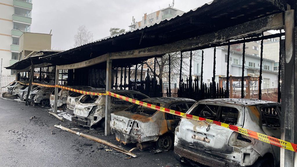 Helsingin Roihuvuoren autopalo ei syttynyt sähköautosta, kyse ehkä teknisestä viasta