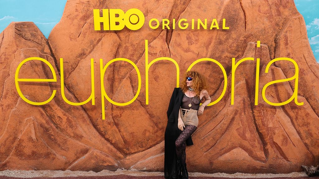 Natasha Lyonne saapui kameroiden eteen rinnat esillä