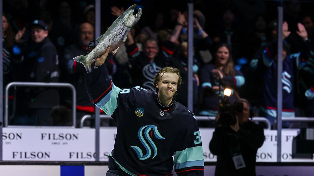 Suomalaisvahti loisti ykköstähtenä ensimmäisessä NHL-startissaan – yritti heti maalia