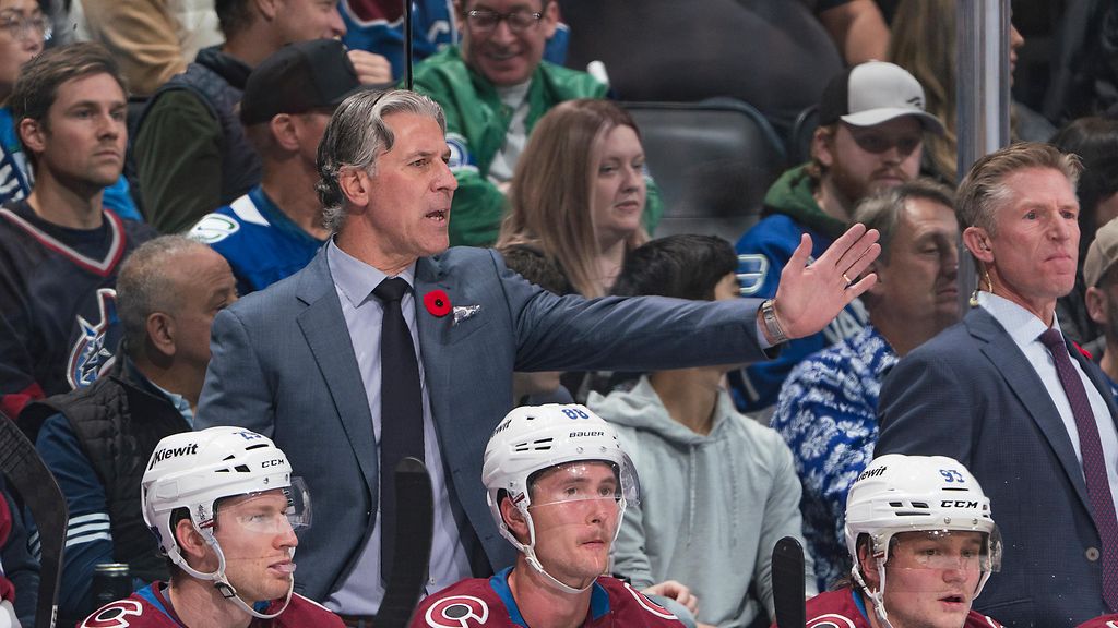 Kiekko osui pahasti – NHL:n mestarivalmentajan kasvoissa murtumia, joutuu sivuun