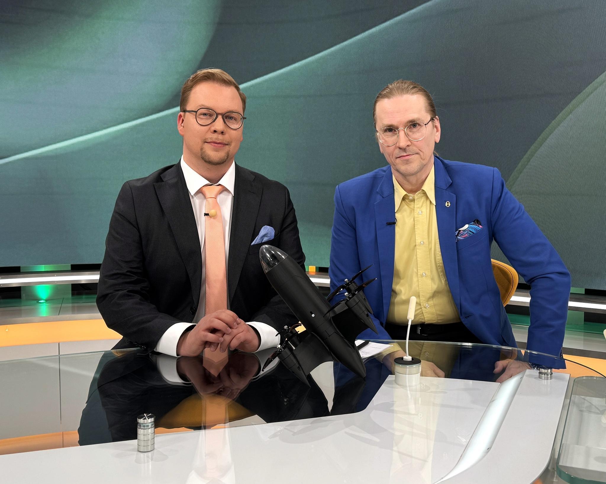 Uutisankkuri Eerikki Pitkänen ja Sensofusion oy:n tutkimusjohtaja Mikko Hyppönen Asian ytimessä -ohjelmassa 13.4.2026.