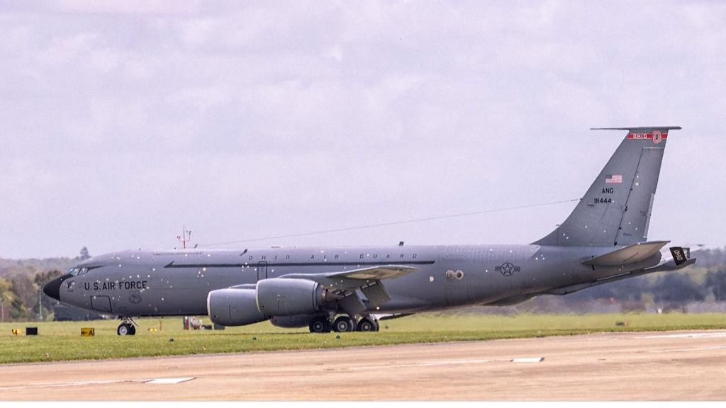 Sirpaleiden vaurioittama USA:n tankkauskone laskeutui – video näyttää reikiintyneen jättiläisen