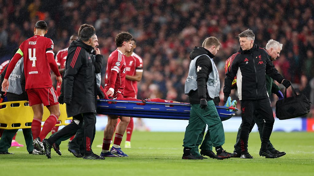 Liverpool-hyökkääjä paareilla ulos – stadion hiljeni