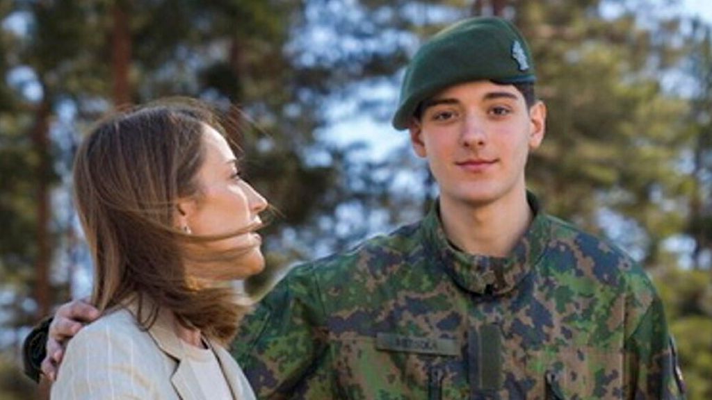 EU-puhemies julkaisi yhteiskuvan Suomessa armeijaa käyvän poikansa kanssa: 