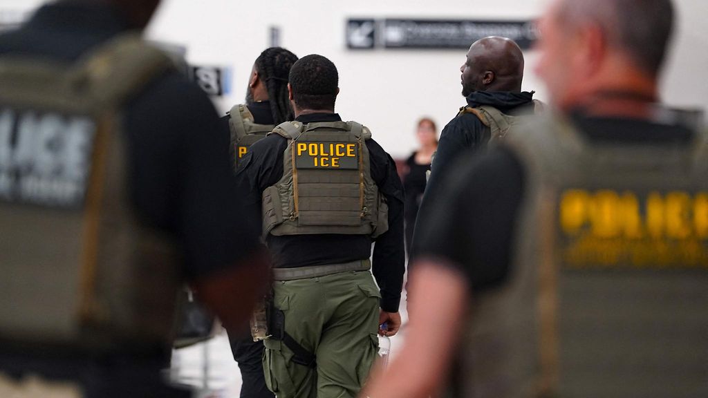 ICE:n pidättämä ranskalaisvanhus palasi Ranskaan likaisessa ja reikäisessä vankila-asussa – 