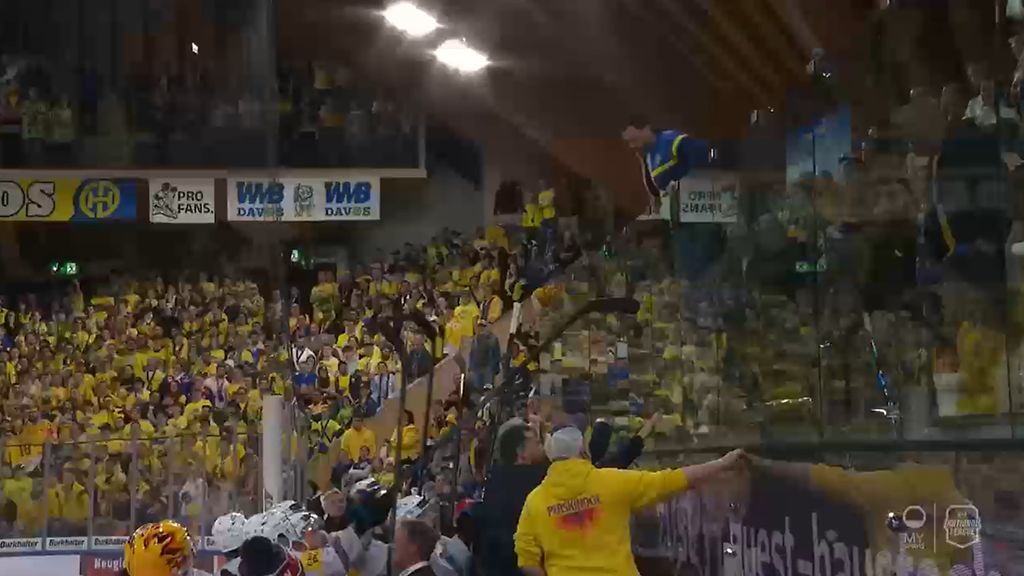 Sveitsin finaalille K-18-päätös: Katsoja sai joukkueen kiehumaan raivosta – pelaajat reagoivat lyönneillä