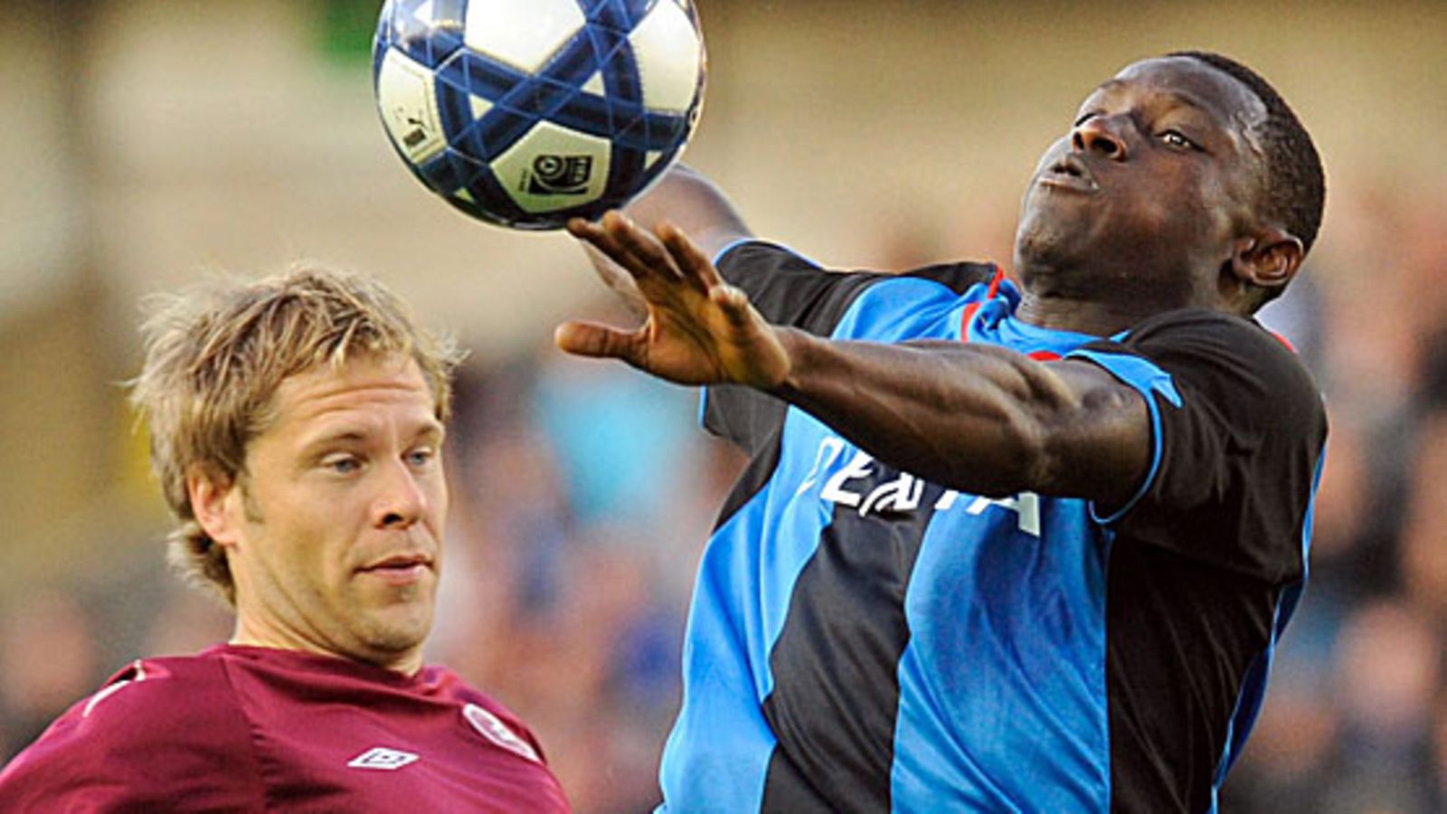 Janne Moilanen, Joseph Akpala, kuva:EPA/Michel Krakowski