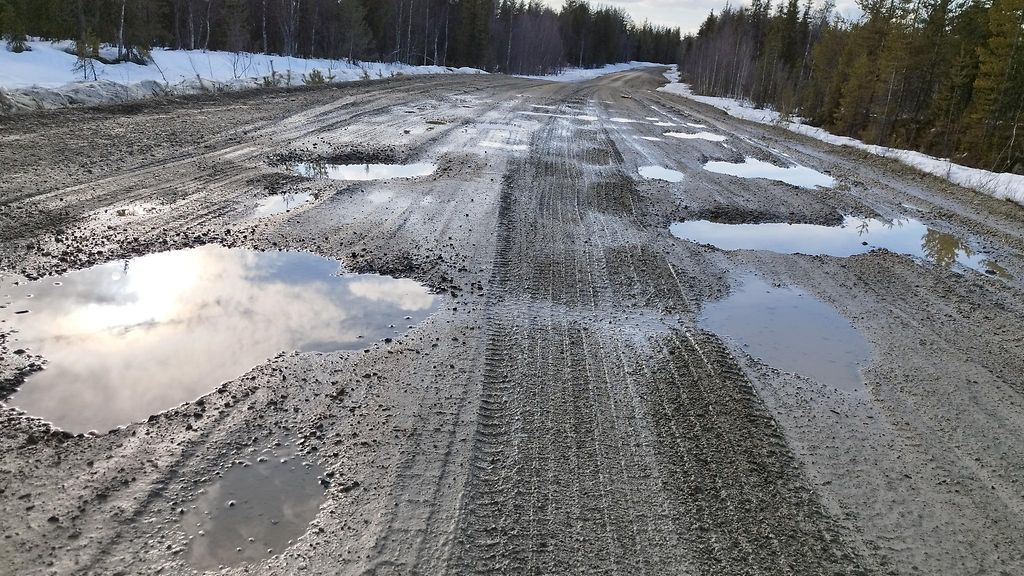 Näin huonossa kunnossa on Suomen surkein kylätie – matkailuyrittäjä perui retkiä ja koululaiset uhkaavat lakolla