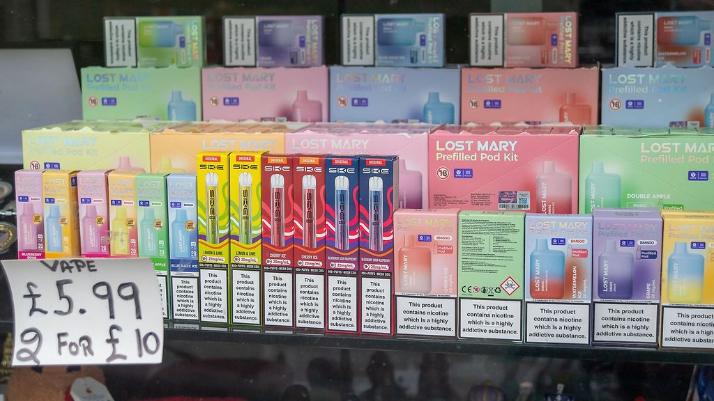 Britannia kieltää tupakan ostamisen nuorilta kokonaan