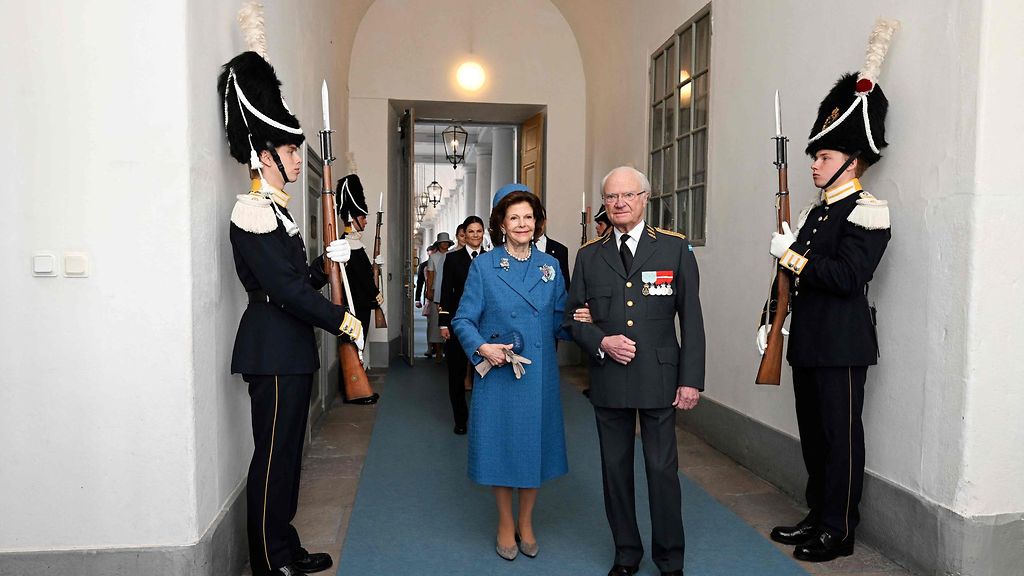Prinsessa Estellen, 14, tyyli ihastuttaa – Ruotsin kuninkaalliset juhlistavat Kaarle Kustaata