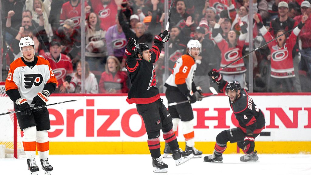 Carolina tylynä pudotuspeleissä – kanadalaishyökkääjä rikkoi NHL-ennätyksen