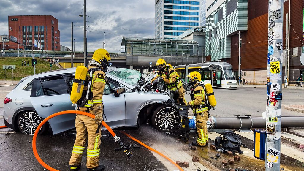 Kuvat näyttävät, kuinka hurjasti sähköauto rysäytti pylvääseen Helsingissä – viisi loukkaantui