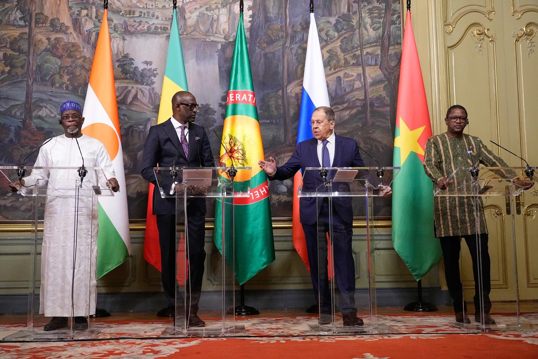 Venäjän ulkoministeri Sergei Lavrov isännöi Nigerin, Malin ja Burkina Fason ulkoministereitä Moskovassa huhtikuussa 2025.