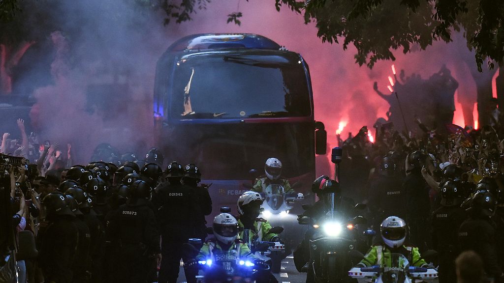 Omat fanit hyökkäsivät Barcelonan pelaajabussin kimppuun