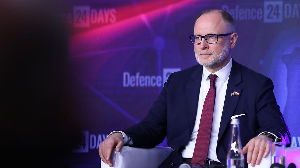 Latvian puolustusministeri erosi drooniarvostelun takia