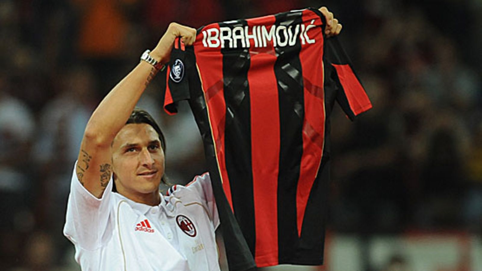 Zlatan Ibrahimovic esittäytyi AC Milanin faneille sunnuntain Lecce-ottelun alla, kuva: Valerio Pennicino/Getty Images