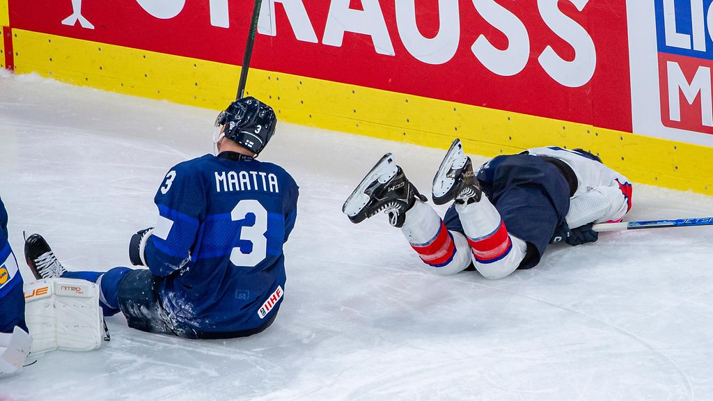 Leijonien pelejä tuijottaa mies, joka voi komentaa pelaajan ulos kesken kaiken: 