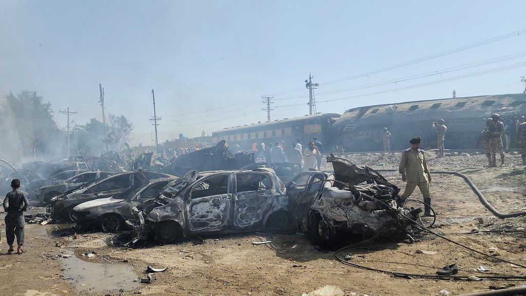 Pakistanissa sotilaita kuljettaneeseen junaan tehty autopommi-isku surmasi yli 20 ihmistä