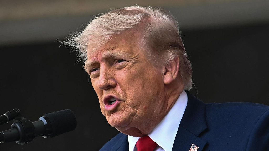 Trumpia seksuaalisesta väkivallasta syyttänyt nainen oikeusministeriön tutkintaan