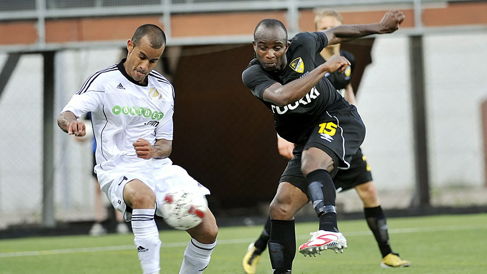 Nömme Kaljun Alain Garcia Gutierrez ja FC Hongan Dudu taistelevat pallosta.