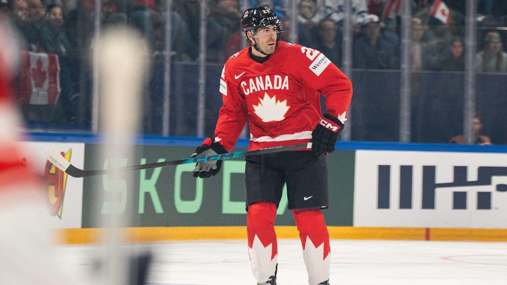 Törkytaklaus MM-kisoissa! NHL-supertähti jäi makaamaan liikkumattomana