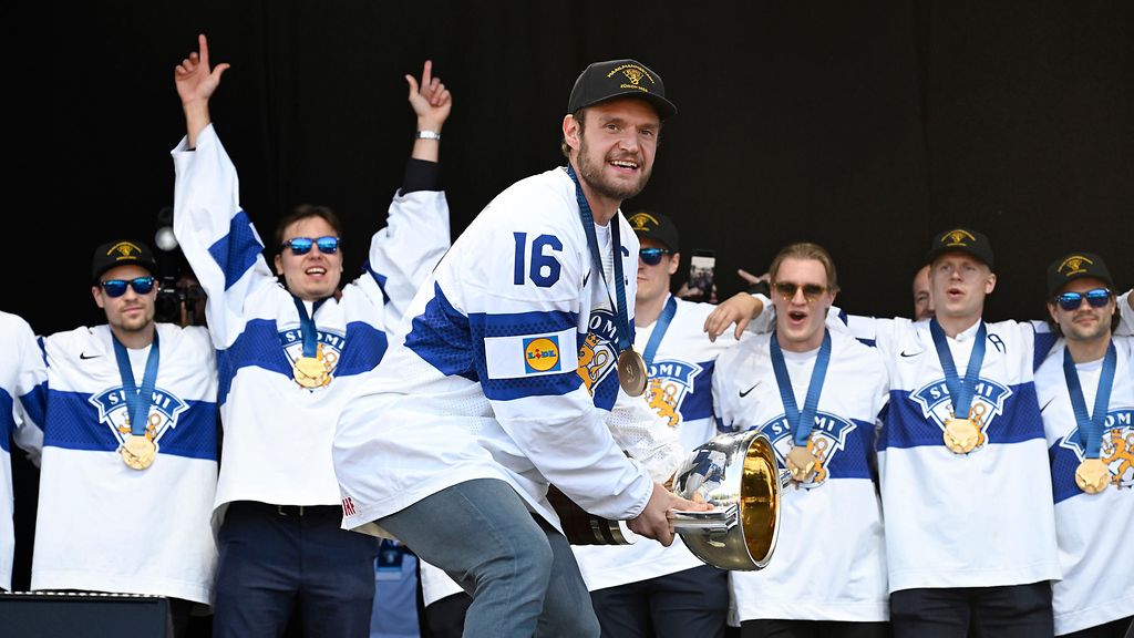 Kymmenet tuhannet juhlivat Leijonia Helsingissä – katso video kultahuumasta