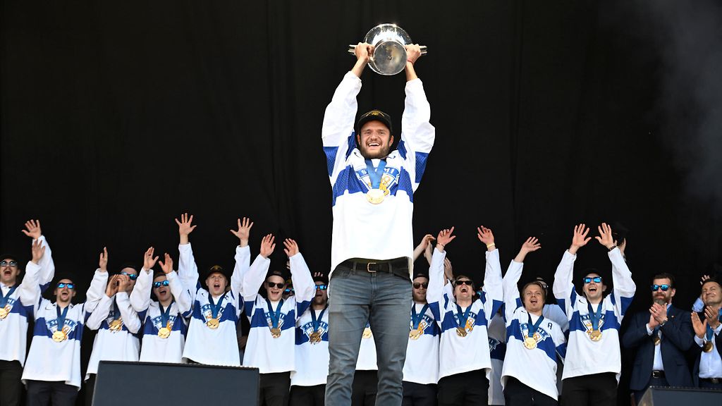 Leijonien valmentaja revitteli laulutaidoillaan kansanjuhlassa – tulkitsi ikivihreän Suomi-klassikon