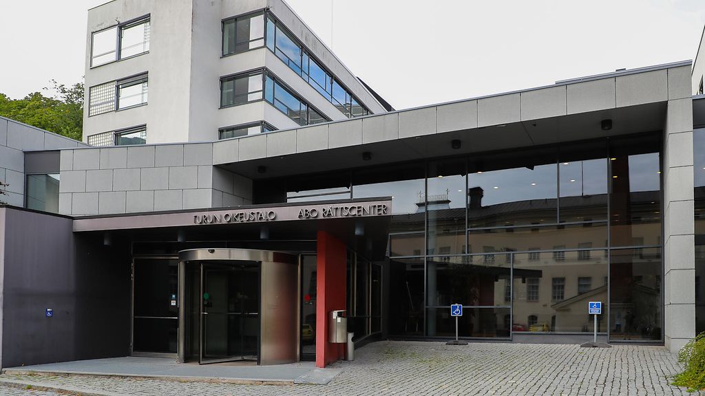Ex-puolisonsa murhasta ja seksuaalirikoksista syytetty tänään oikeuteen Turussa
