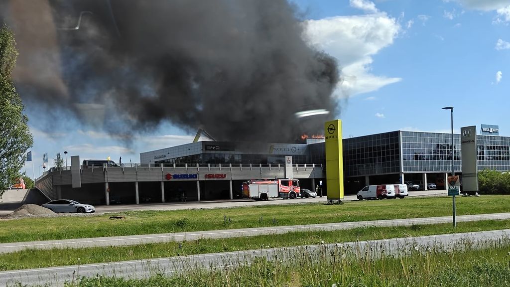 Autoliike Mega-Auto roihuaa Lahdessa