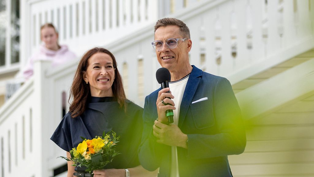 Presidenttipari siirtyi Kultarantaan –Stubb hauskuutti yleisöään