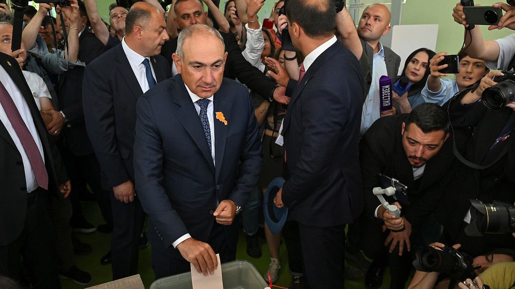 Armenia lipuu kauemmas Putinista: Moskova-mielinen oppositio